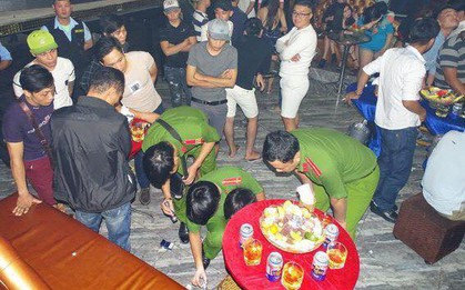 Đột kích nhà hàng bia ngày cuối năm, phát hiện nhiều ma túy và vũ khí nguy hiểm