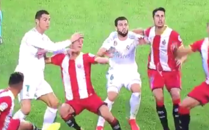 Fan chế giễu Ronaldo "bảo vệ mặt mũi" cầu thủ đối phương