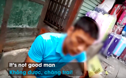 Clip: Sau chuyện khách Tây mua bịch bánh rán 700k, đến lượt PV nhập vai bị "chém đẹp" 300k tiền đánh giày ở Hà Nội