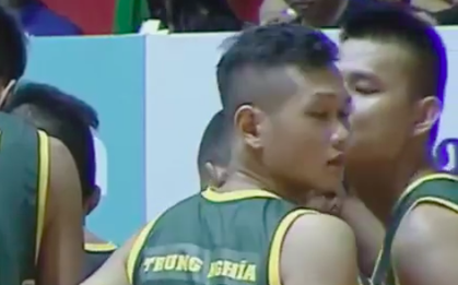 Màn thơm má đồng đội trước ngàn khán giả của tuyển thủ bóng rổ được dân mạng "ship" nhiệt tình