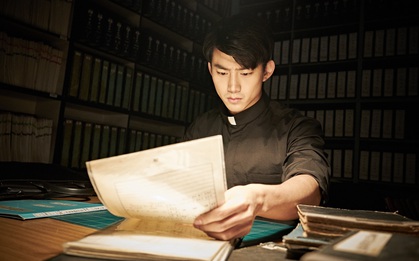 Taecyeon "đóng hộp" bụng sáu múi, trở thành cha xứ bắt ma