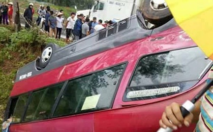 Xe khách chở hơn 10 người bị lật ngửa xuống ruộng, nhiều hành khách bị thương