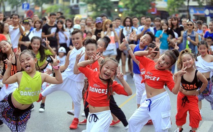 Phố đi bộ Hồ Gươm siêu hot ngày cuối tuần với màn flashmob của gần 150 người
