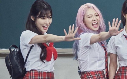 Cũng "cưa sừng làm nghé" làm nữ sinh, nhưng Tiffany trông lạ hơn hẳn các nàng SNSD khác