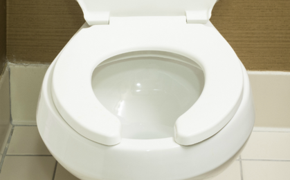 Tại sao bệ ngồi bồn cầu trong các toilet công cộng lại có hình chữ U?
