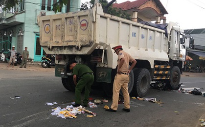 Bình Dương: Người dân nâng bánh xe, đưa thi thể người phụ nữ bị mắc kẹt dưới gầm xe ben ra ngoài