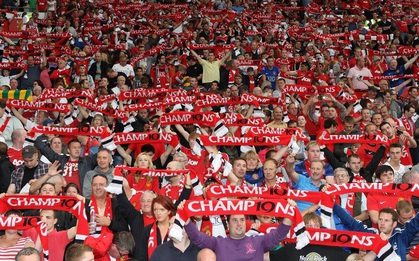 Mourinho khen fan Man Utd khiến Chelsea nóng mặt