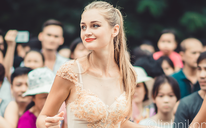 Cô gái xinh như thiên thần trong dàn nghệ sĩ ngoại quốc tại Lễ hội Carnival ở phố đi bộ Hồ Gươm