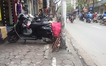 Chùm ảnh: Kẻ vạch phân cách, vỉa hè dành cho người đi bộ ở Hà Nội chỉ còn... 30cm