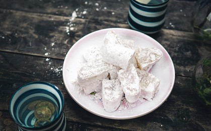 Bánh hồng đặc sản Bình Định ăn xong trắng cả quần áo, bạn có muốn thử không?