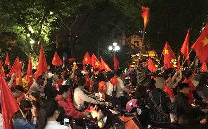 Không khí ăn mừng chiến thắng "vui như hội" của fan bóng đá Việt Nam tràn ngập trên báo Singapore