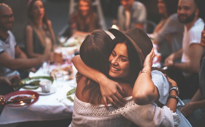 Làm sao để biết một cái ôm có chứa đựng cảm xúc chân thành hay không - đây là câu trả lời cho bạn
