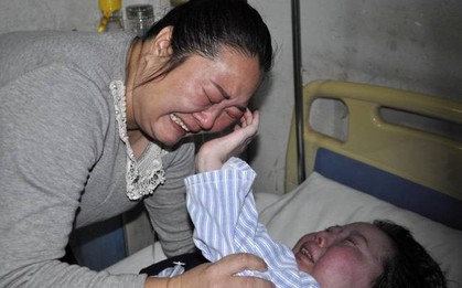 Kết hôn xong phát hiện vợ mắc bệnh nan y, chồng chẳng thèm chăm lo mà mang vợ về trả tận tay mẹ đẻ
