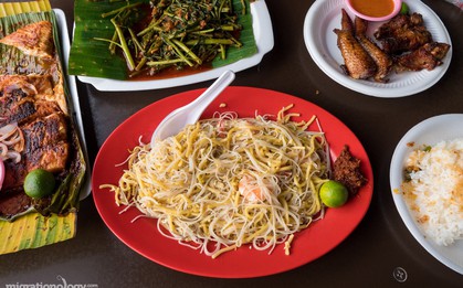 Dạo quanh trung tâm ẩm thực Chomp Chomp (Singapore) bảo đảm món nào nhìn cũng mê