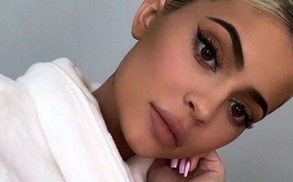 Để môi mỏng được vài tháng, Kylie đã lại gọi chuyên gia đến nhà ngay trong đêm để tiêm filler cho tều trở lại