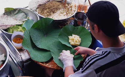 Quán xôi gói bằng lá sen mỗi sáng chỉ bán 3 tiếng là hết veo, người Sài Gòn xếp hàng nườm nượp chờ mua