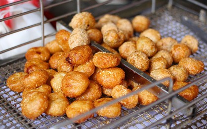 Chỉ 1,5k/chiếc, đố bạn tìm ra hàng bánh rán mặn nào rẻ hơn ở hàng này giữa Hà Nội