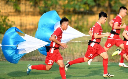 Đình Trọng nhăn mặt trước bài tập lạ của HLV Park Hang-seo