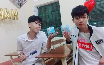 Lớp nhà người ta: Tặng quà 20/10 cho các bạn nữ toàn là băng vệ sinh, mỳ hộp, dép tổ ong...