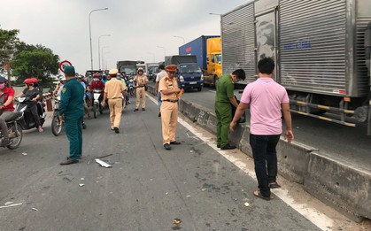Xe tải tông 3 xe máy ở Sài Gòn, 4 người thương vong