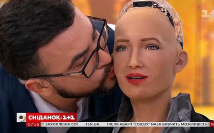 Robot Sofia có nụ hôn đầu đời với "bạn trai" ngay trên sóng truyền hình trực tiếp