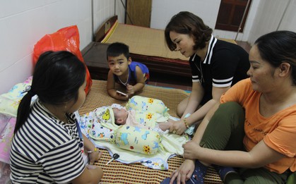 Nghe tiếng khóc ven đường, phát hiện bé trai 2 tháng tuổi bị bỏ rơi trong đêm lạnh