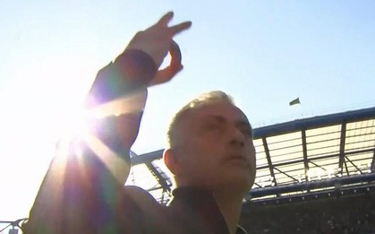 Chỉ cần một hành động đơn giản thế này, Mourinho đã khiến nhóm CĐV Chelsea chửi mình phải câm lặng