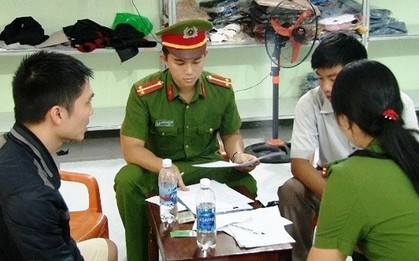 "Phù phép" gần 2.000 bộ quần áo không rõ nguồn gốc thành hàng hiệu