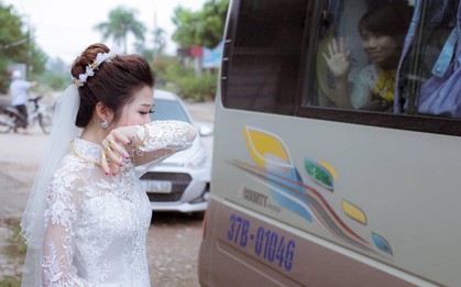 Phía sau bức ảnh cô dâu lau nước mắt chào người thân về nhà chồng: "Mẹ mình bị ung thư, từ giờ ai sẽ đưa mẹ đi viện..."