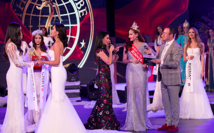 Không phải đương kim Hoa hậu Khánh Ngân, người trao vương miện trong chung kết Miss Globe là nhân viên sân khấu