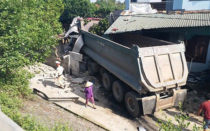 Xe đầu kéo mất lái đâm nát nhà dân, chủ nhà bị thương nặng phải nhập viện