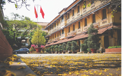 Trường Đại học dễ thương, lãng mạn nhất Sài Gòn, nơi có "ghế đá FA" dành cho người cô đơn nổi đình nổi đám một thời