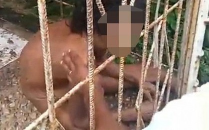 Kinh hoàng phát hiện người phụ nữ bị gia đình nhốt trong lồng 15 năm, không mảnh vải che thân