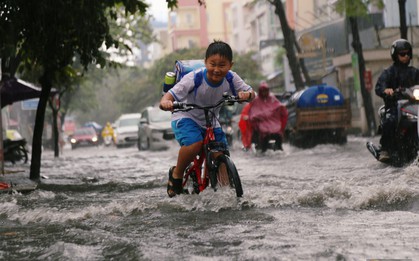 Học sinh Sài Gòn gồng mình lội nước về nhà vì đường biến thành sông sau mưa