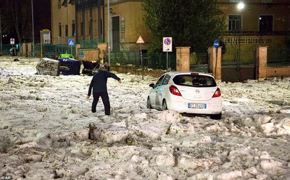 Bạn sẽ không thể tin nổi đây là thành phố Rome chỉ sau một cơn mưa đá và lũ quét
