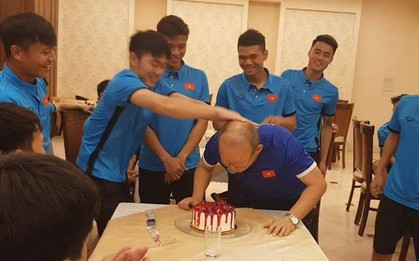 Không phải Xuân Trường thì ai dám úp bánh kem vào mặt "lão tướng" của tuyển Việt Nam?