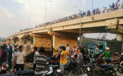 Hàng trăm người đứng kín trên cầu xem vớt xác nam thanh niên trôi sông Sài Gòn