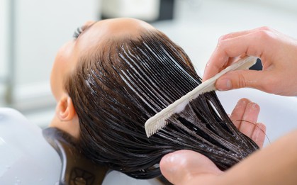 Gội đầu xong mà đầu vẫn đầy gàu chính là do bạn đã mắc phải những sai lầm sau