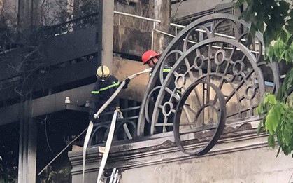 Quán bar ở trung tâm TP HCM cháy ngùn ngụt lúc rạng sáng