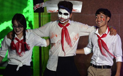 Sàn catwalk kinh dị nhất đêm Halloween: Người mẫu máu me đầy mình, mặt hằm hằm sắc lạnh dọa khán giả phát khiếp