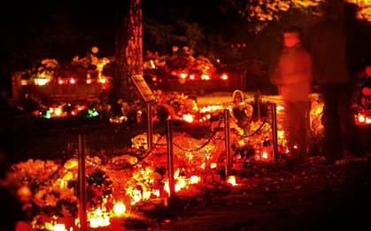 Halloween quanh thế giới: Cả nước Đức cùng ăn kẹo ngô, người Séc mang nến và hoa đi tảo mộ