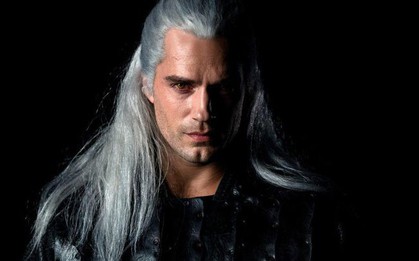 Đố bạn nhận ra đây là "Superman" Henry Cavill nuôi tóc bạc trắng, làm anh hùng giết quái vật!