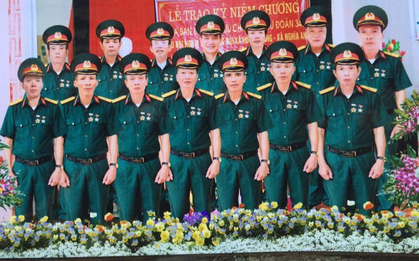 Thợ sửa ảnh không có tâm: ''nhân bản'' 14 người giống hệt nhau chỉ khác mỗi cái mặt