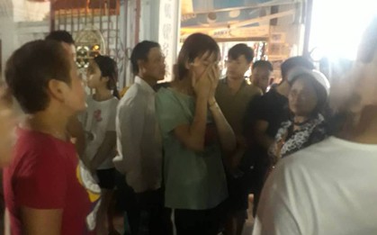 Hà Nội: Cô gái ôm mặt khóc nức nở khi biết tin bạn trai 18 tuổi treo cổ tự tử trong phòng trọ