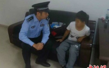 Góc bủn xỉn: Dắt con đến ga tàu nhưng lại không có xu nào mua vé, ông bố tiếc tiền bỏ luôn con ở lại rồi bắt chuyến tàu sớm về quê