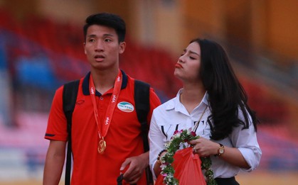 "Tư Dũng" sánh đôi cùng bạn gái trong ngày nhận Cúp vô địch hạng Nhất