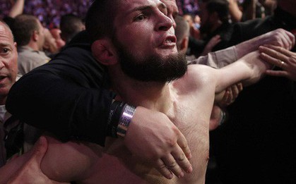 Án phạt cực nặng lơ lửng treo trên đầu "độc cô cầu bại" Khabib vì tung cước vào đồng đội của McGregor