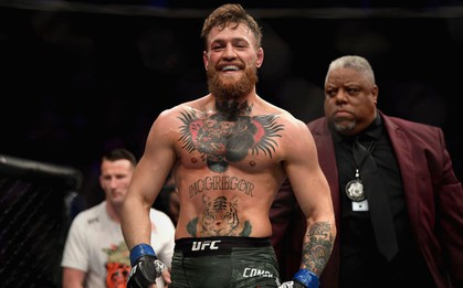 Trước khi bị kẹp hàm suýt chết, "Gã điên" McGregor đã được trọng tài dung túng như thế nào?
