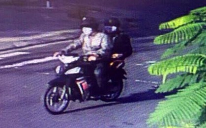 Thu súng, roi điện, bình xịt hơi cay của nhóm gây ra vụ cướp tiền, vàng trị giá gần 3 tỷ đồng
