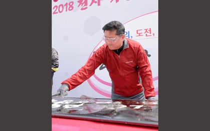 CEO LG dùng búa đập nát màn hình LCD của hãng để chứng minh quyết tâm thay đổi